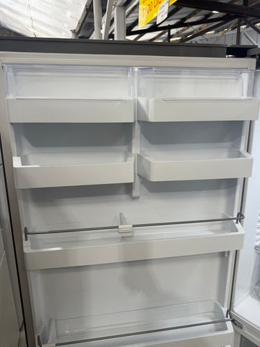 Factory second Fisher & Paykel 494 L Bottom Mount Refrigerator – Stainless Steel (RF522BLPX6)